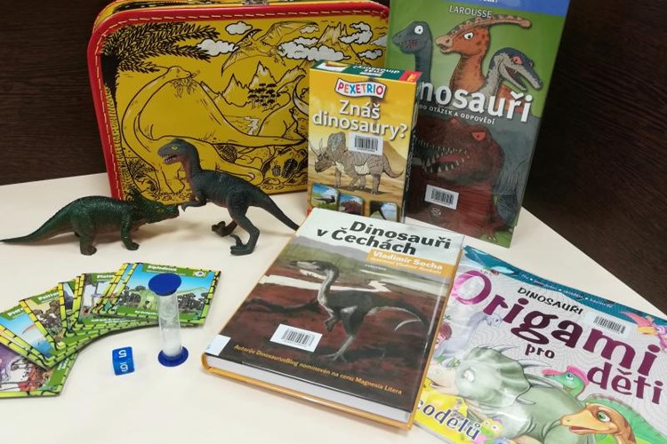 Prostějovská knihovna nabízí nové tematické kufříky. Jsou zaměřené na dinosaury a montessori