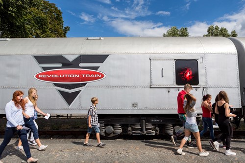 Revolution train představuje skutečný příběh upozorňující na drogovou problematiku mladistvých. Mnozí díky němu změnili názor na drogy