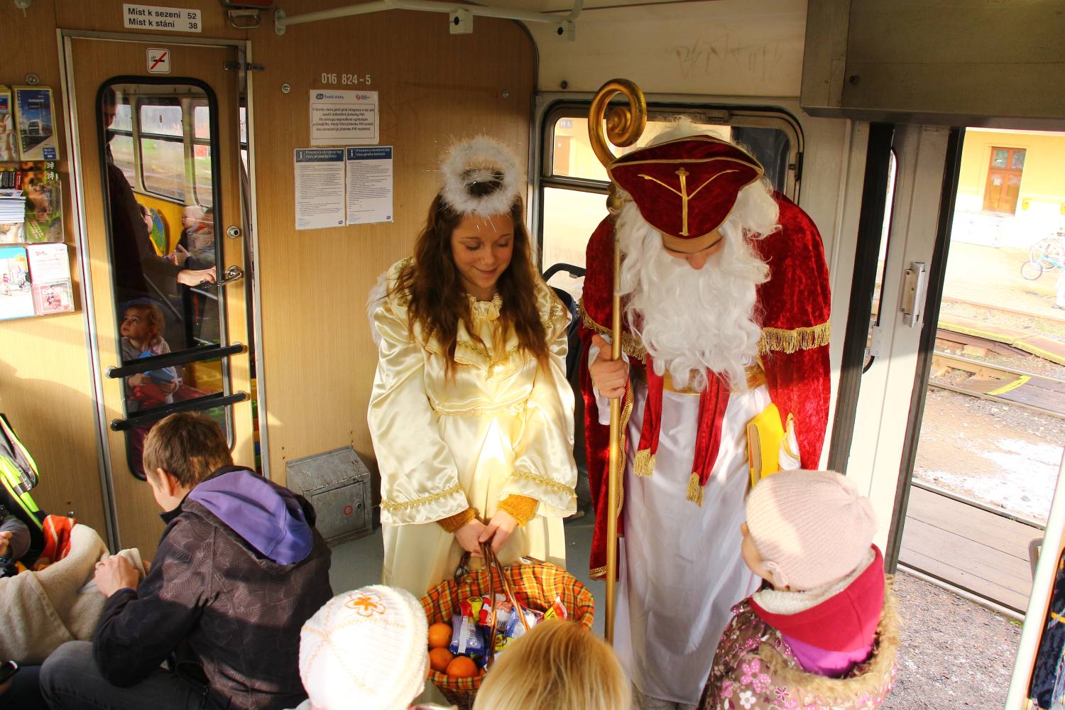 První adventní víkend v Praze zpestří Mikulášské jízdy parního vlaku