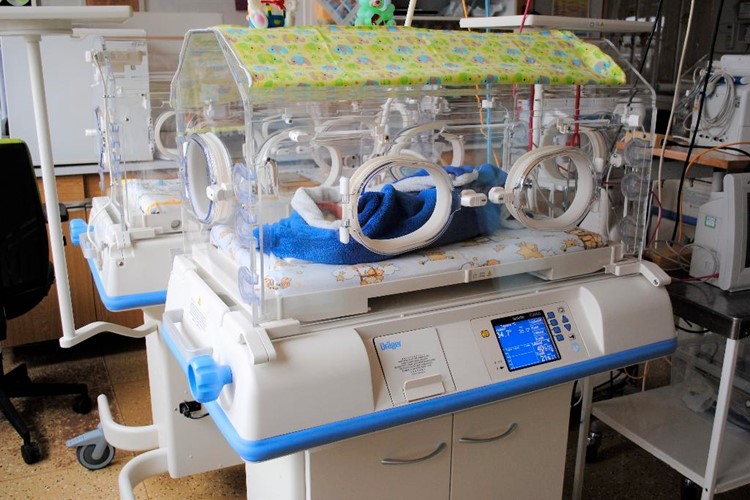 Nedonošené děti v kladenské nemocnici hlídá pět nových inkubátorů