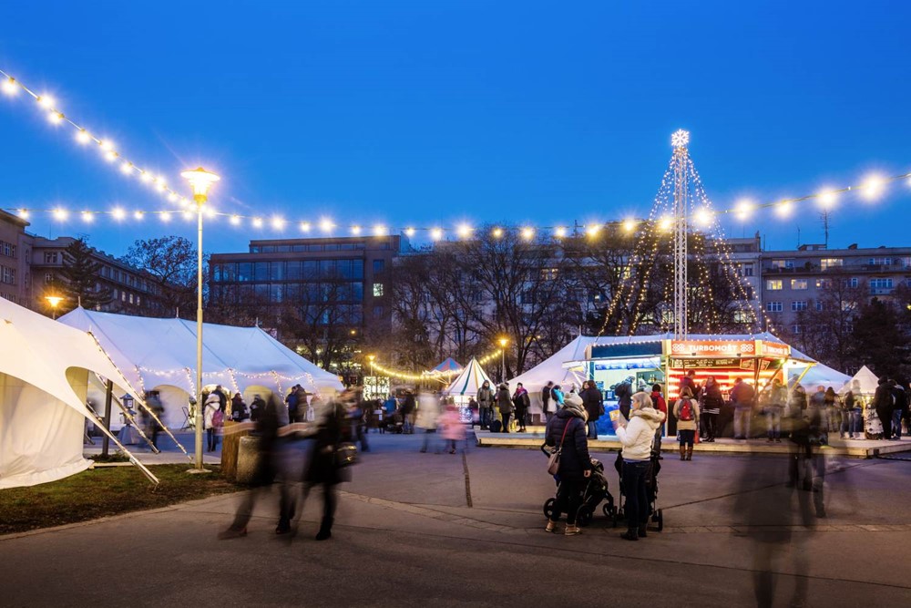 Adventní trhy zútulní a zkrášlí Moravské náměstí