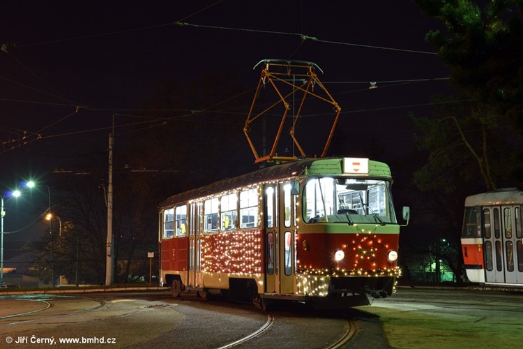 Svezte se vánoční tramvají v historickém centru Brna