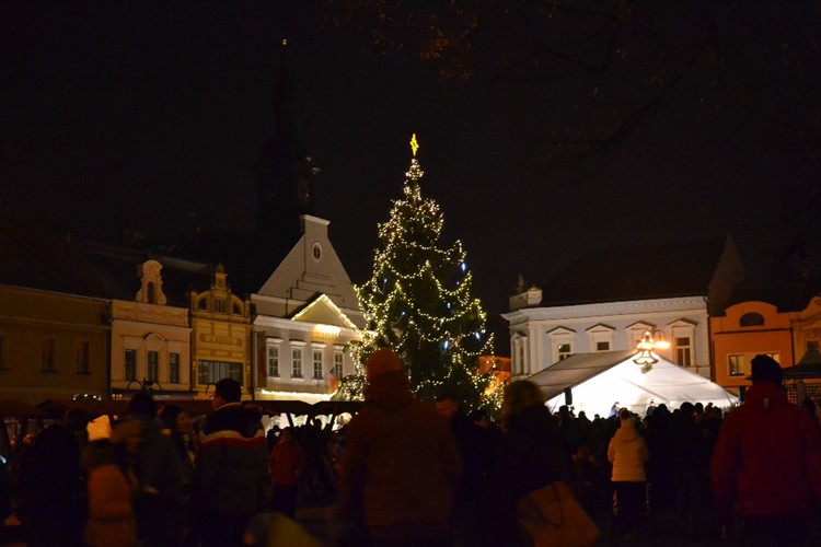 Na Adventním kujebáckém jarmarku rozsvítí na náměstí vánoční strom