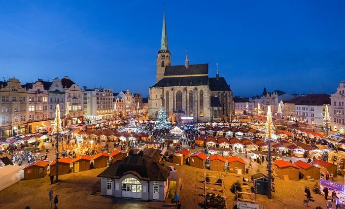 Oblíbené adventní prohlídky vánoční Plzně se vrací