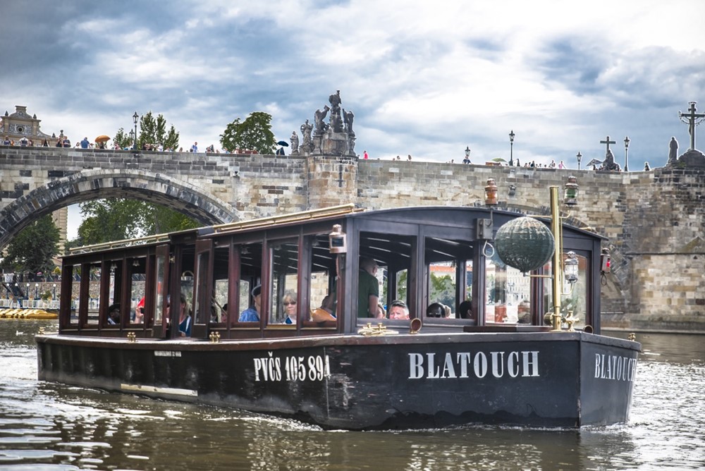 Člun Blatouch u Karlova mostu. 