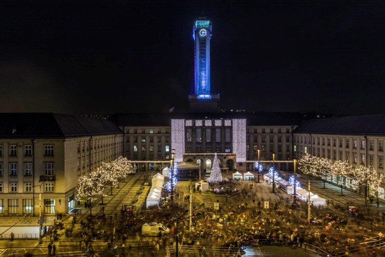Vánoční strom na Prokešově náměstí v Ostravě rozsvítí andělé. Předvedou snovou show