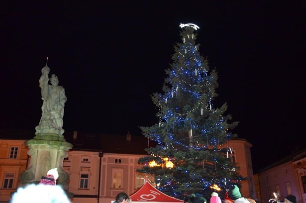 Vánoční strom na valašskomeziříčském náměstí rozsvítí v pátek 7. prosince. Advent nabízí bohatý program