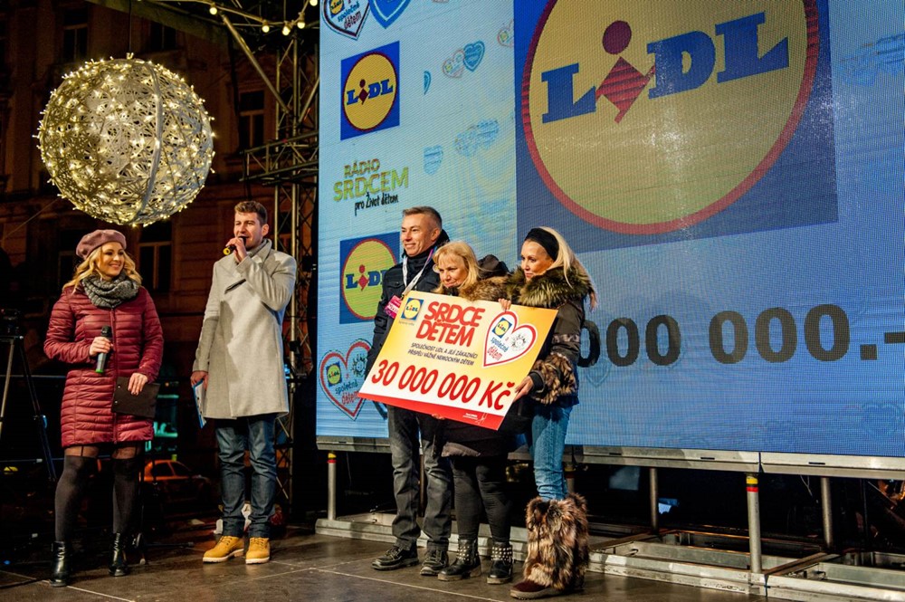 Předání šeku na Staroměstském náměstí v Praze. 
