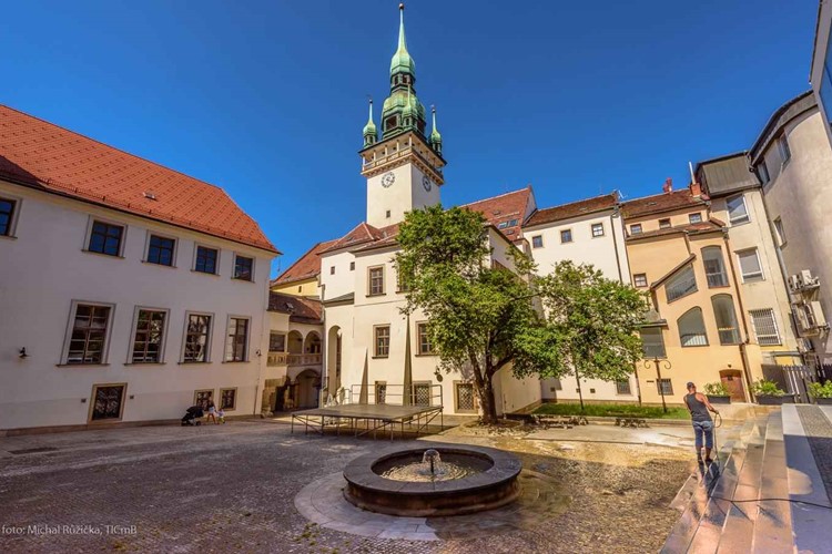 Vychutnejte si výhled na svátečně nasvícené ulice Brna z věže Staré radnice