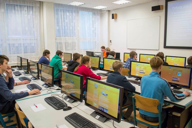 Finále soutěže IT-SLOT: souboj českých žáků v informatice má své vítěze