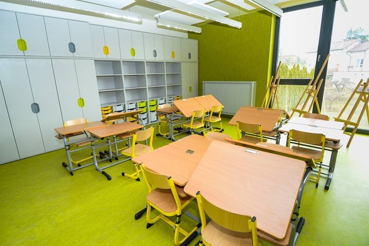 Škola v Újezdě má novou družinu s jídelnou 