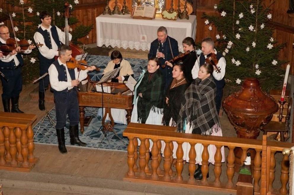 Vánoční koncert v kostele svaté Anny v Dřevěném městečku ve Valašském muzeu v přírodě v Rožnově pod Radhoštěm. 