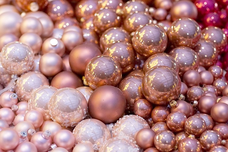 Středočeské muzeum vystavuje ozdoby, které zdobí vánoční stromky po celém světě
