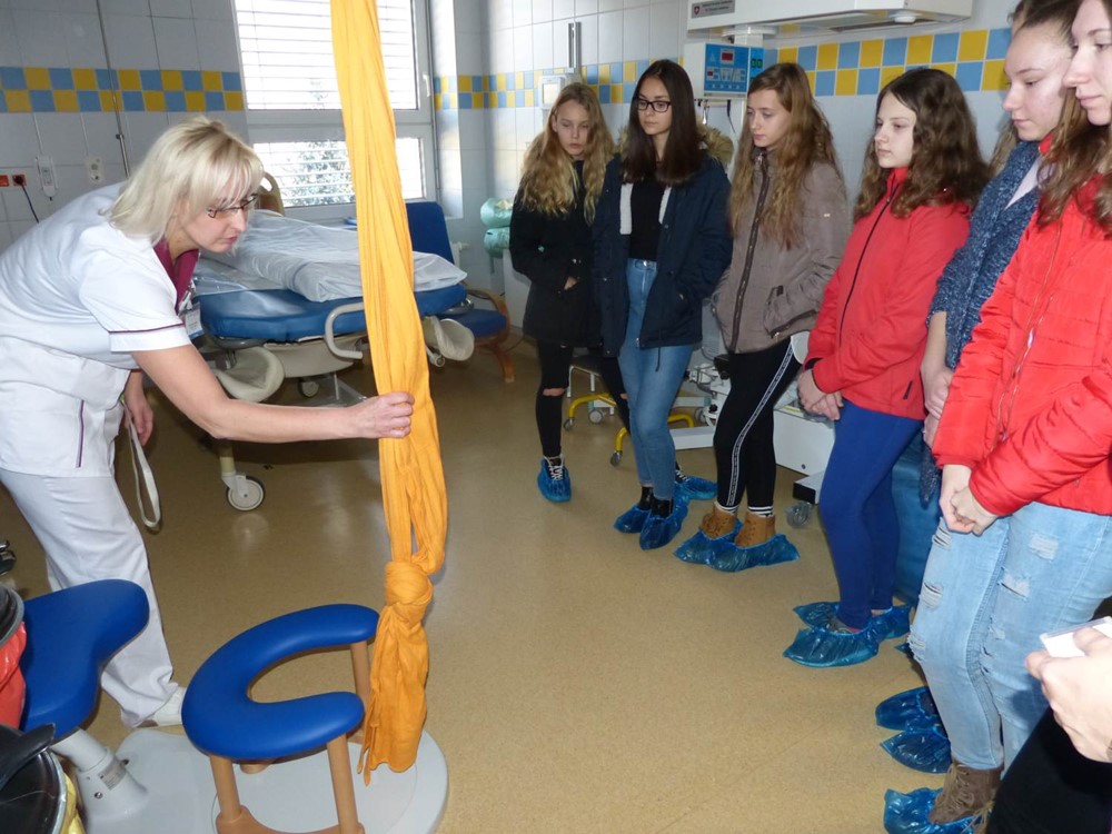 Žáci z Bystřice a Jablunkova při exkurzi v třinecké nemocnici. 