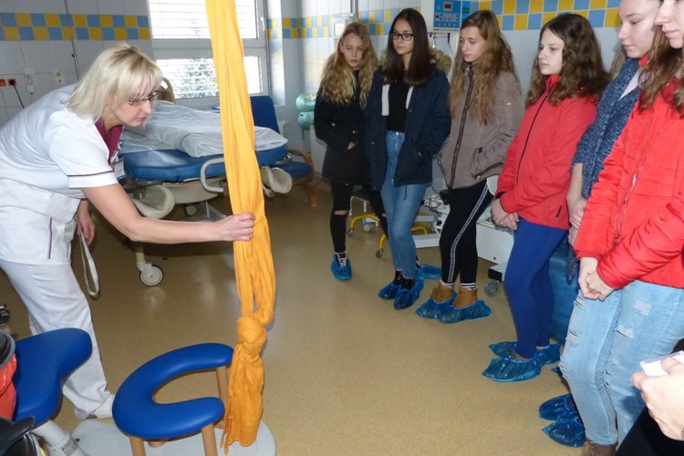 Žáci devátých tříd navštívili třineckou nemocnici. Překvapilo je, kolik profesí tady najde své uplatnění
