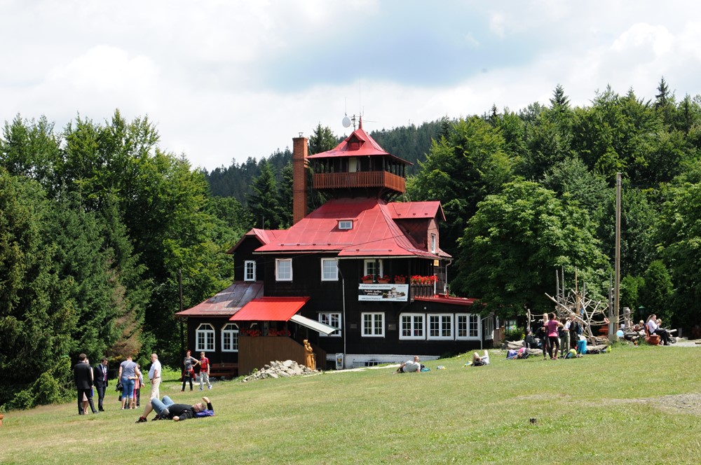 Horská turistická chata na Prašivé v Beskydech. Její součástí je i vyhlídková věž.