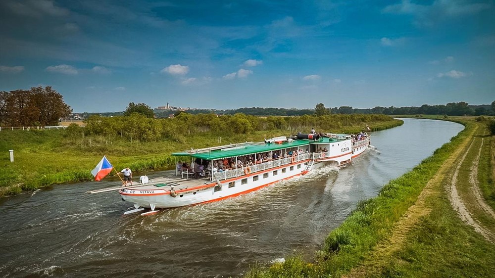 Plavba z Prahy do Mělníka umožňuje sledovat krásnou přírodu z vodní hladiny