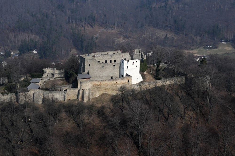 Letecký pohled na hrad Hukvaldy. 