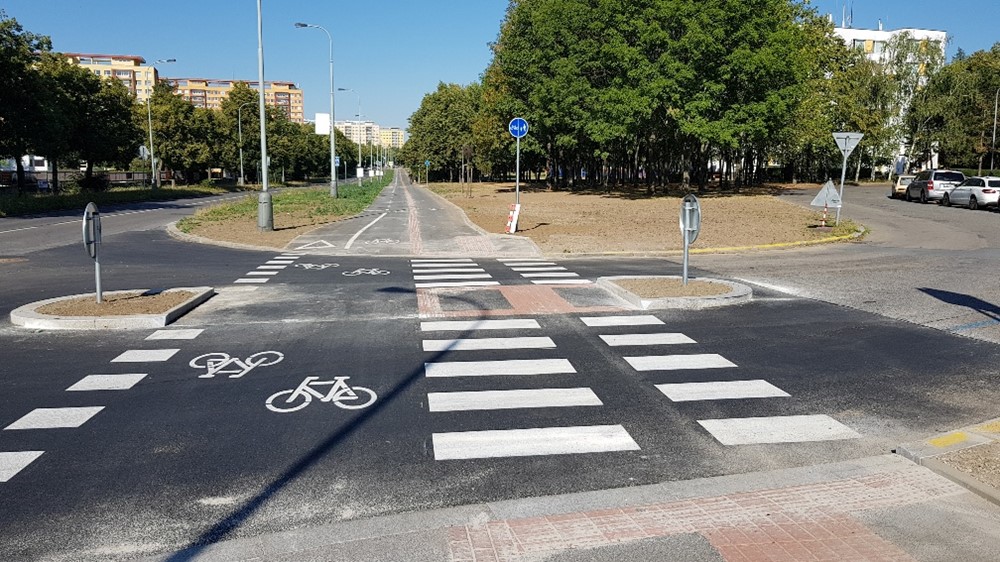 Bezmotorová komunikace Ďáblická – Žernosecká.