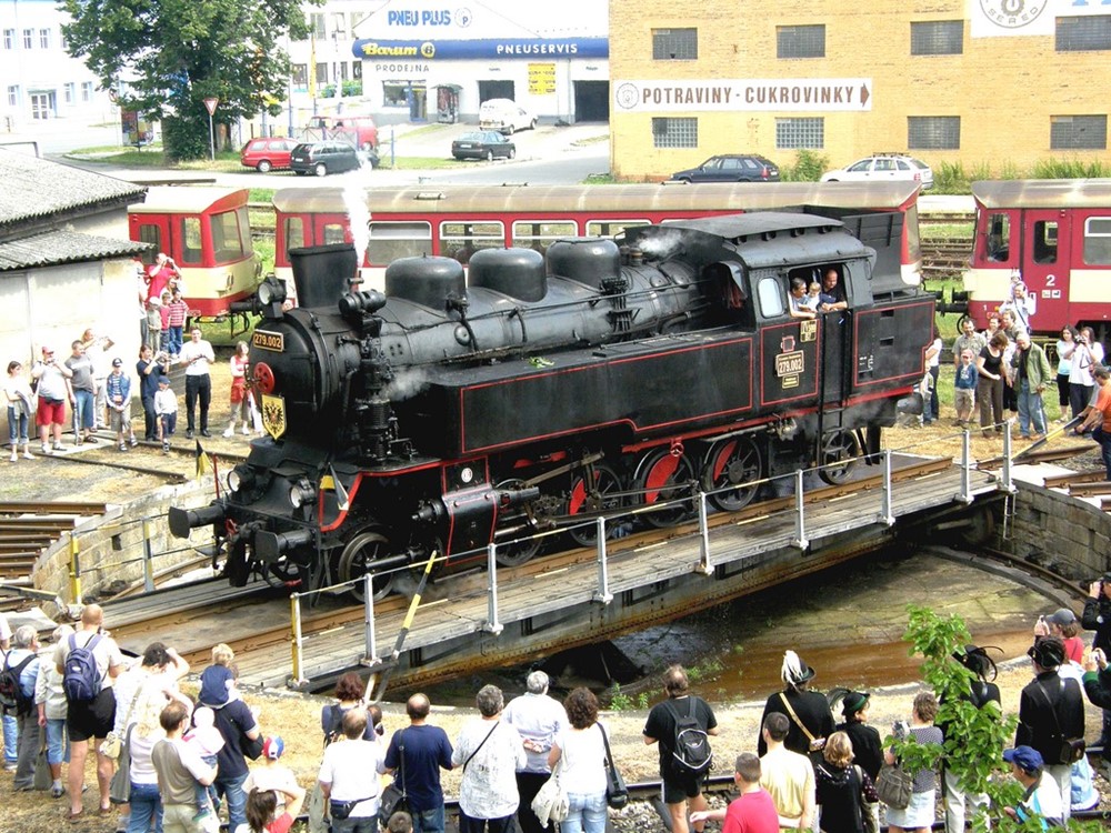 Areál lokomotivního depa a točna na vlakovém nádraží v Kroměříži.