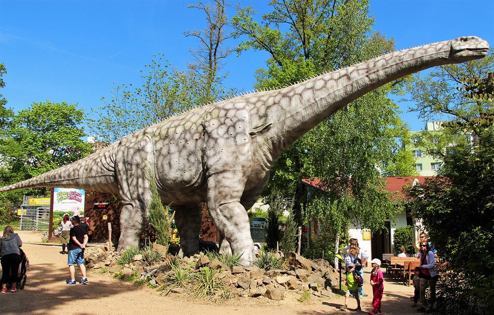 Argentinosaurus měřící 30 metrů patří mezi největší lákadla DinoParku. 