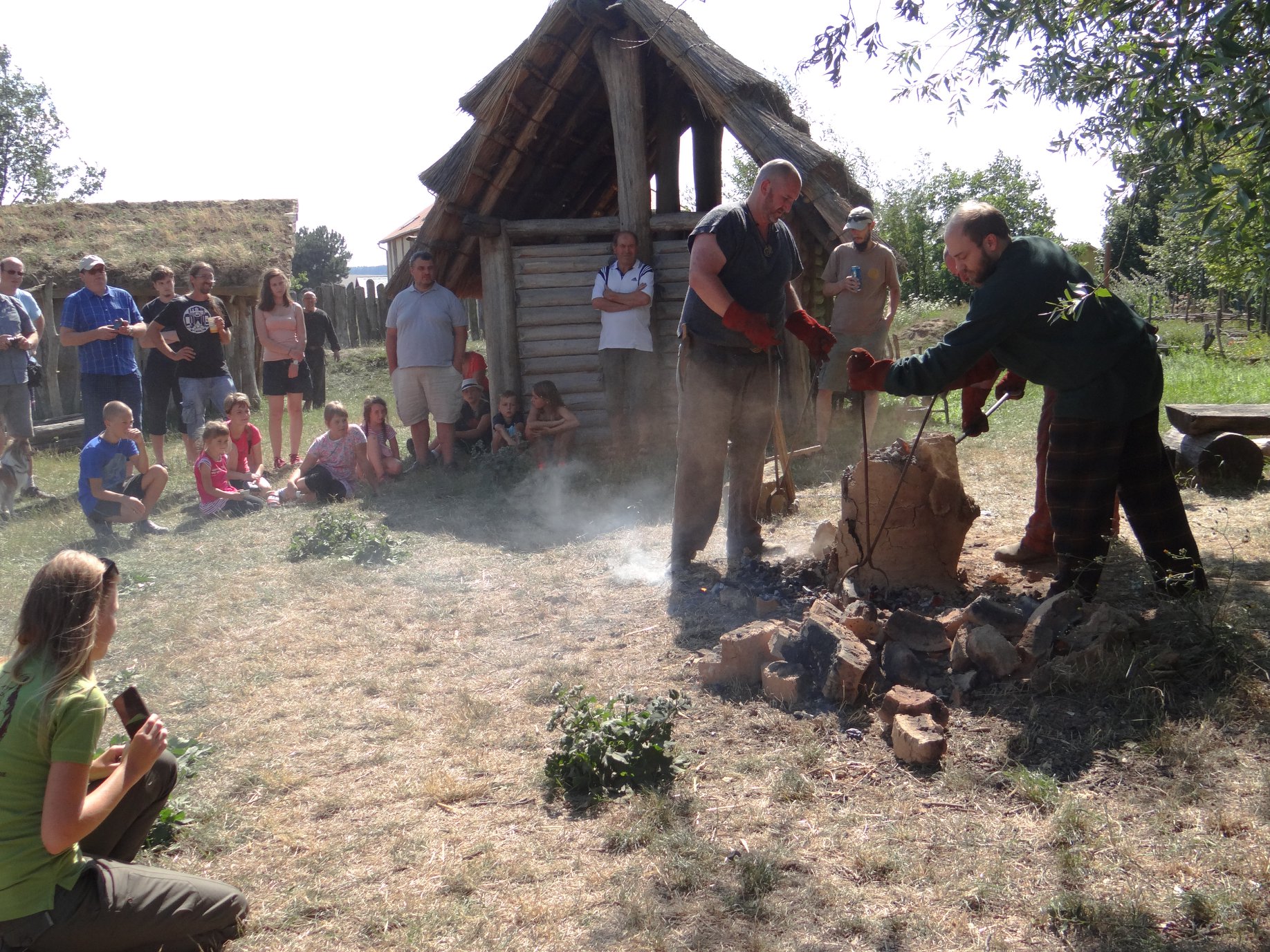 V Archeoparku ve Všestarech se návštěvníci vrátí dávno do minulosti. Okusí, jak žili jejich předkové