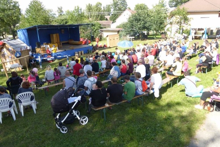 Děbolínský divadelní festival pobaví i děti. Pohádkou či skákacím hradem