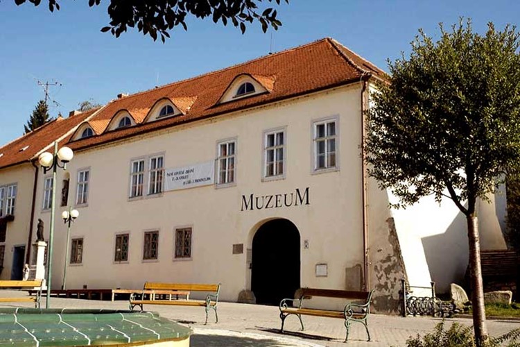 Rozloučení s létem obstarají pohádky a vystoupení kouzelníka