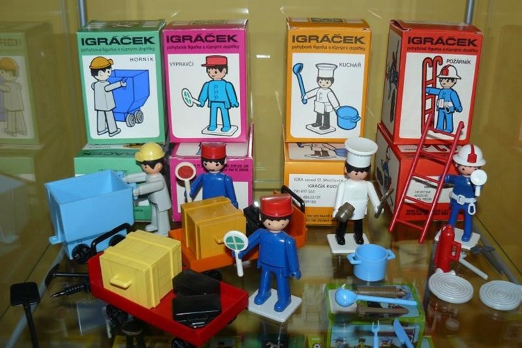Ve Velvarech vystavují hračky 50. až 80. let 20. století 