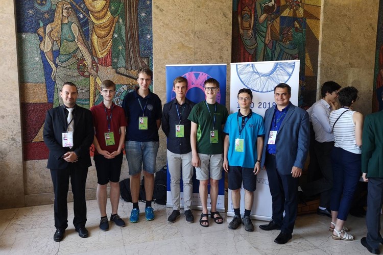 Mladí fyzici z Olomouce a Havířova získali medaile na Mezinárodní fyzikální olympiádě