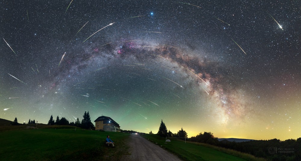 Kompozitní snímek maxima roje Perseid nad Královou Studňou na Slovensku z roku 2016 zachycuje Mléčnou dráhu a 104 meteorů vylétajících z jednoho místa na obloze – radiantu v souhvězdí Persea. 