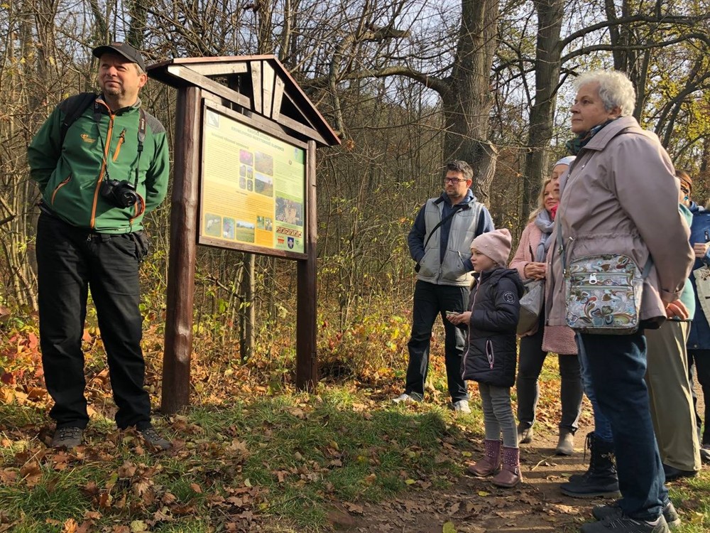 V neděli 17. listopadu otevřeli v Moravském Krumlově znovuobnovenou Naučnou stezku Krumlovsko-rokytenské slepence. 