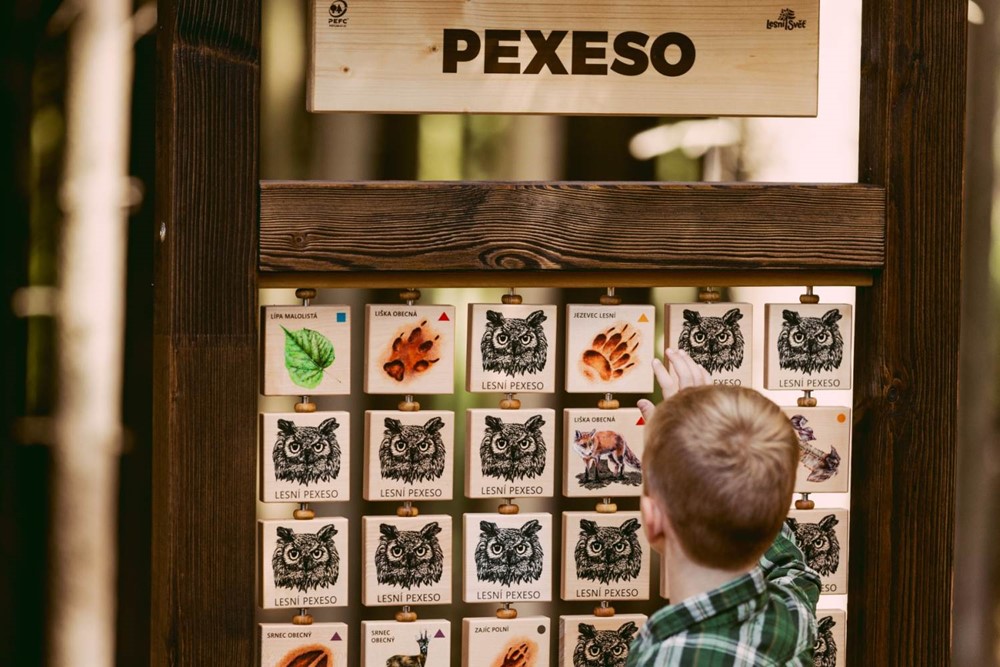Pexeso, které je součástí Pohádkové stezky v Hlinsku. 