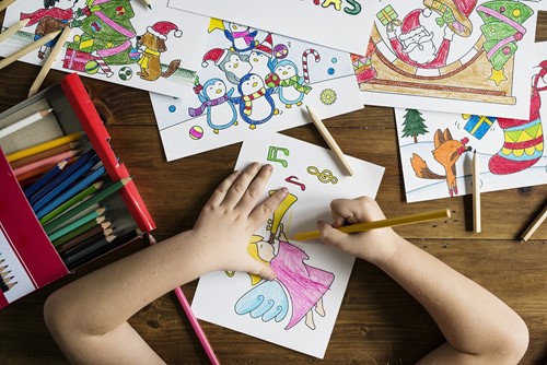 Ke kreslení postačí tužka, guma a obyčejný skicák. Kresba rozvíjí dětskou představivost a kreativitu