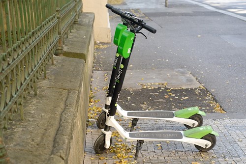 Přizpůsobte jízdu terénu, buďte ohleduplní a předvídejte. To jsou bezpečné zásady jízdy na koloběžce