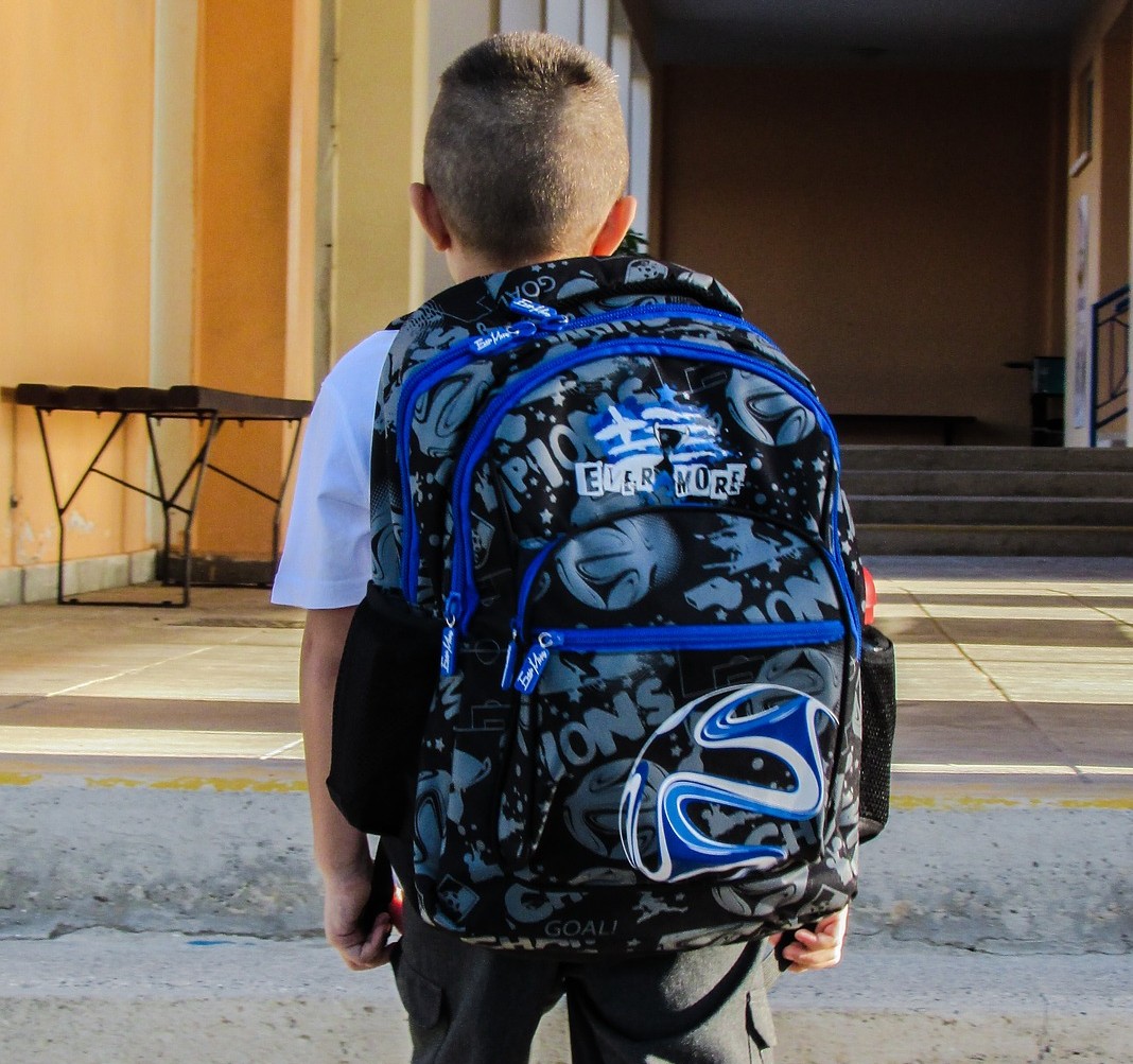 Jak se vyhnout dětské skolióze? Pomůže správná aktovka i míč místo židle