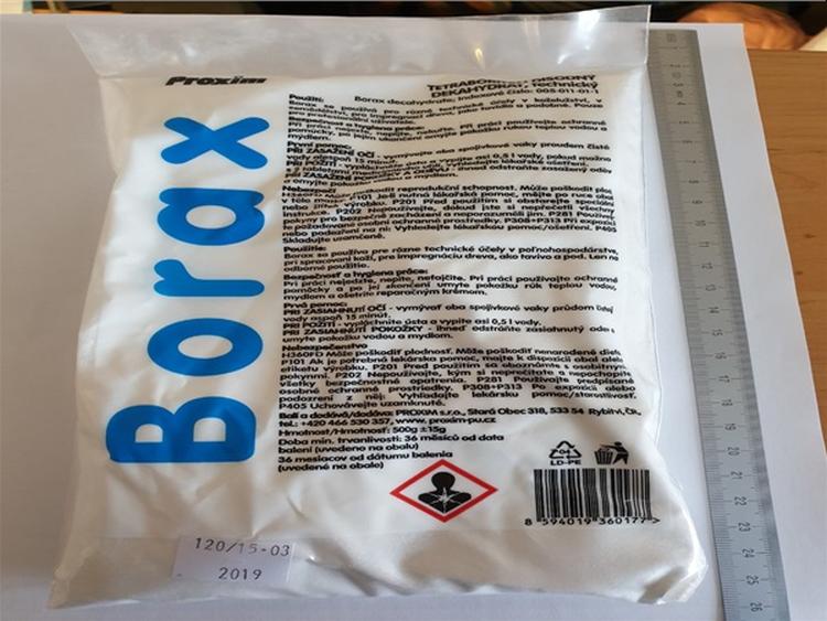 Borax, látka často využívaná dětmi k výrobě slizů, může poškodit reprodukční schopnost